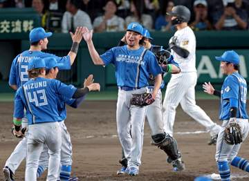日本ハムが交流戦白星発進 新庄監督は通算300勝目のメモリアル勝利を甲子園で飾る エース伊藤が今季初完封、圧巻13奪三振でハーラートップ6勝目