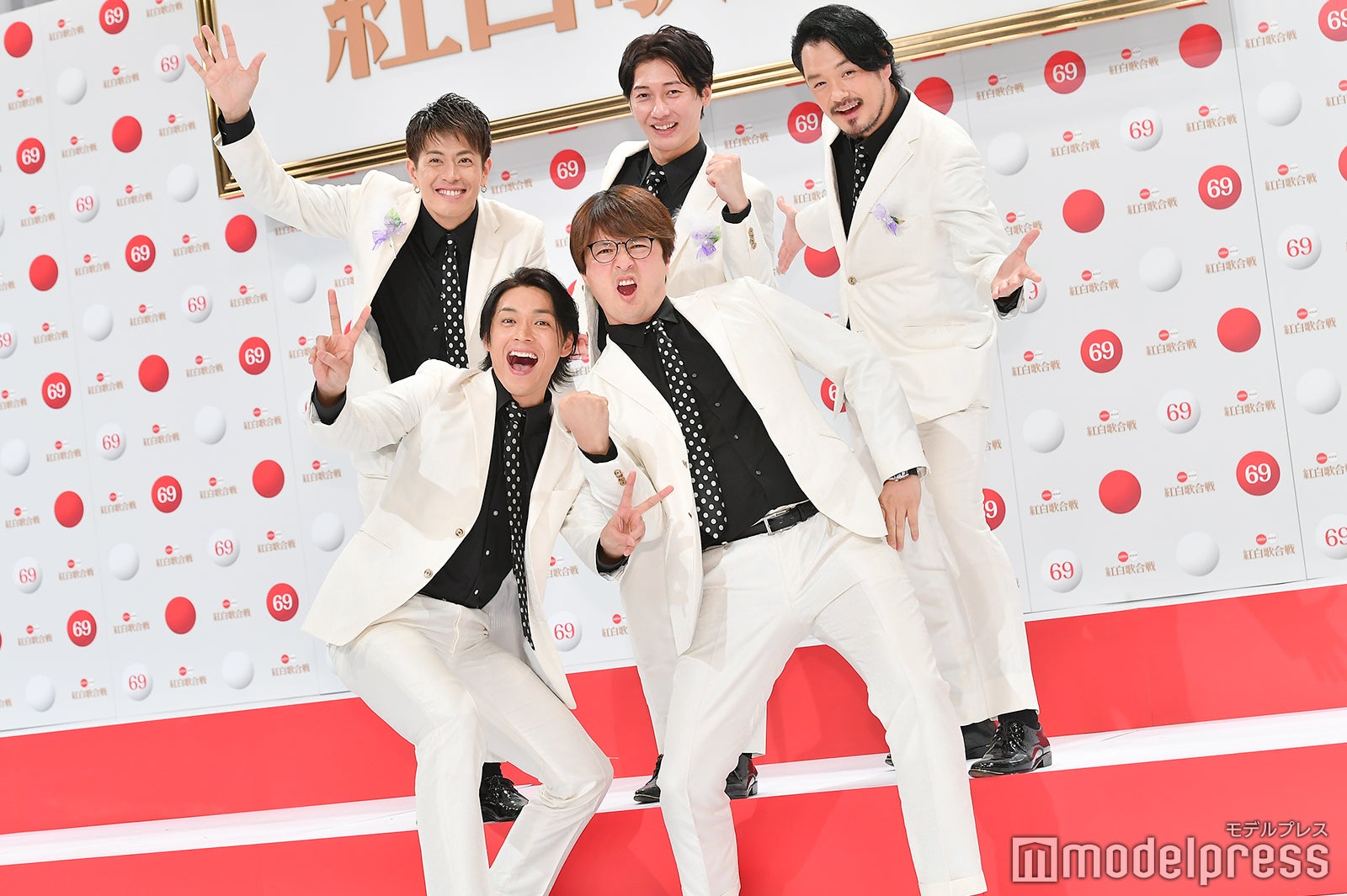 （前列左から）白川裕二郎、酒井一圭（後列左から）後上翔太、友井雄亮、小田井涼平