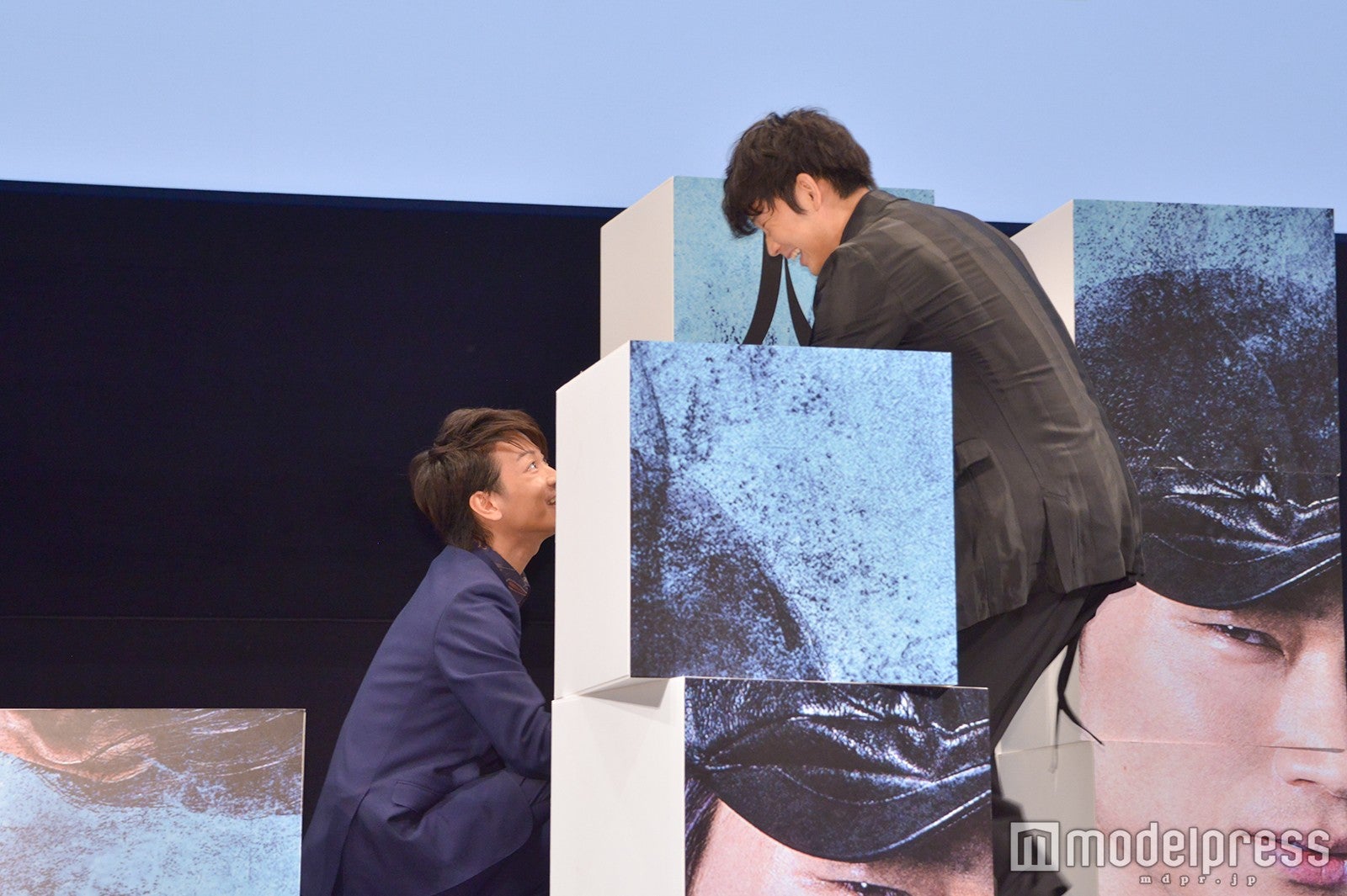 佐藤健の悪事を発見する綾野剛（C）モデルプレス