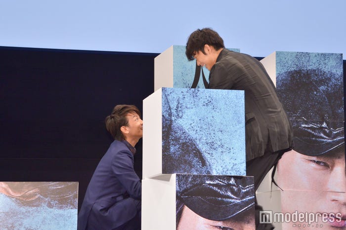 佐藤健の悪事を発見する綾野剛(C)モデルプレス