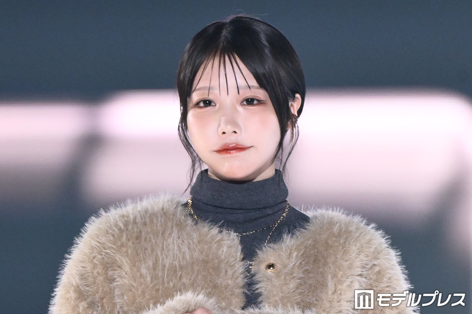 あの、脚線美際立つショーパン姿に熱視線 ファーコートで秋先取り【TGC2026A/W】
