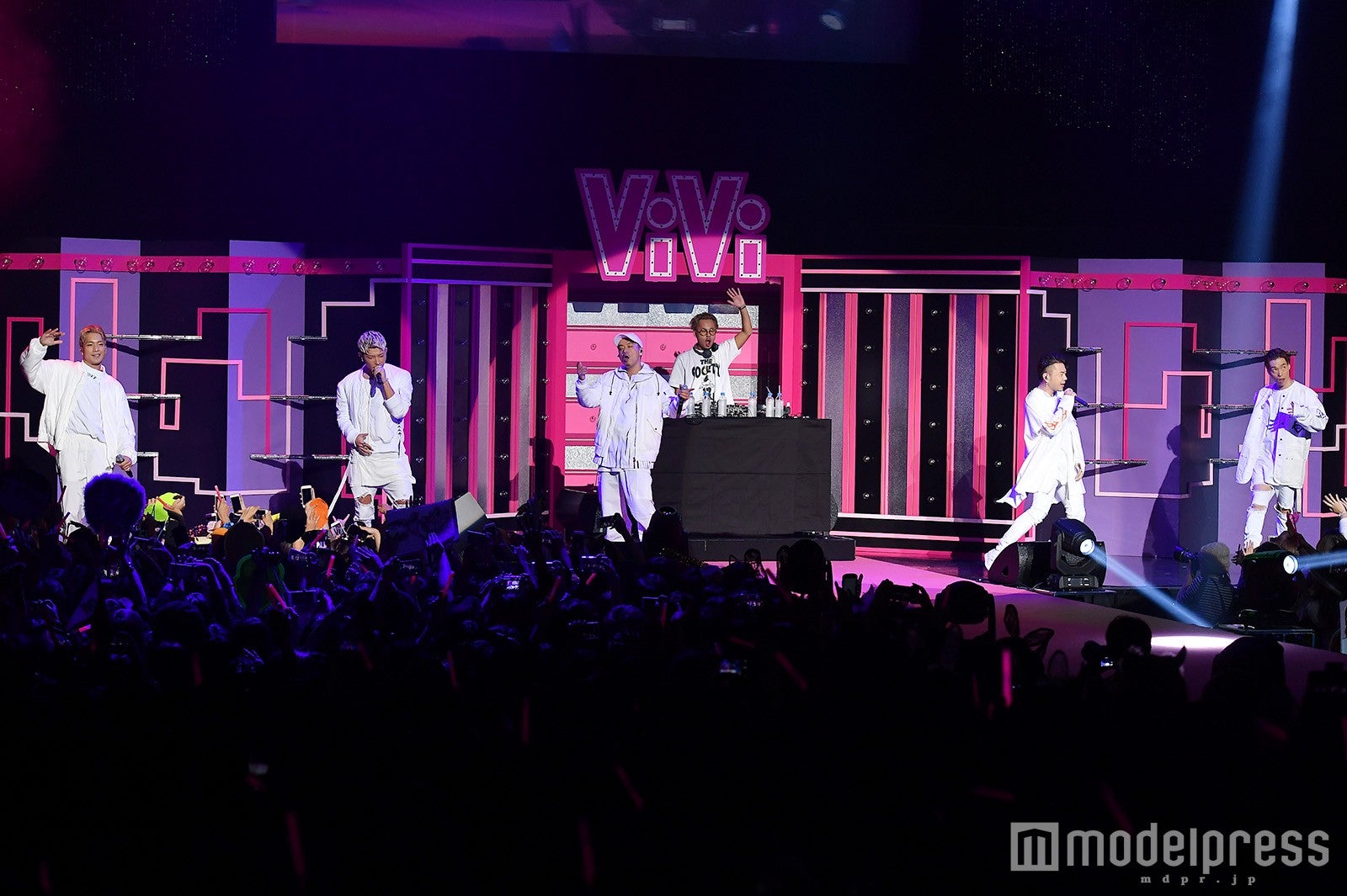 DOBERMAN INFINITYのステージの様子 （C）モデルプレス