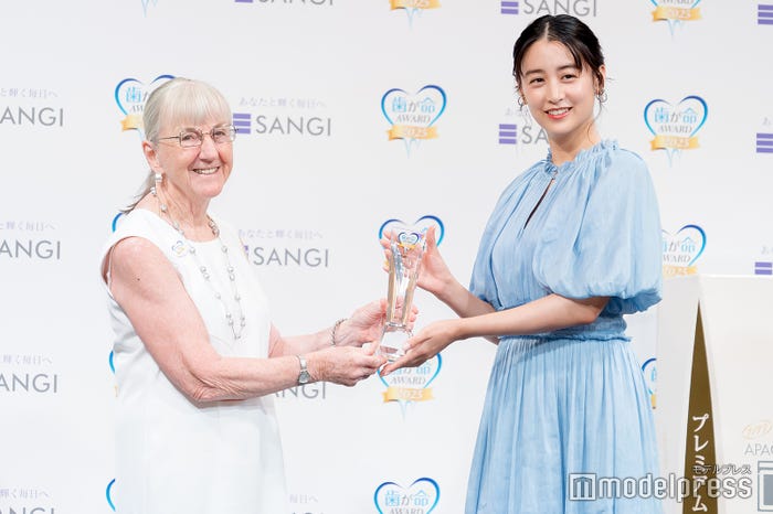 ロズリン・ヘイマン社長、山本美月(C)モデルプレス