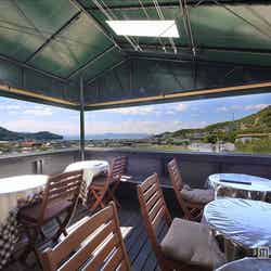 見晴らしの良いテラス席からは住宅街と海が見渡せる