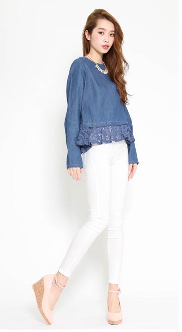 裾ラッセルレースライトデニムブラウス「salus」2,790円（税込）