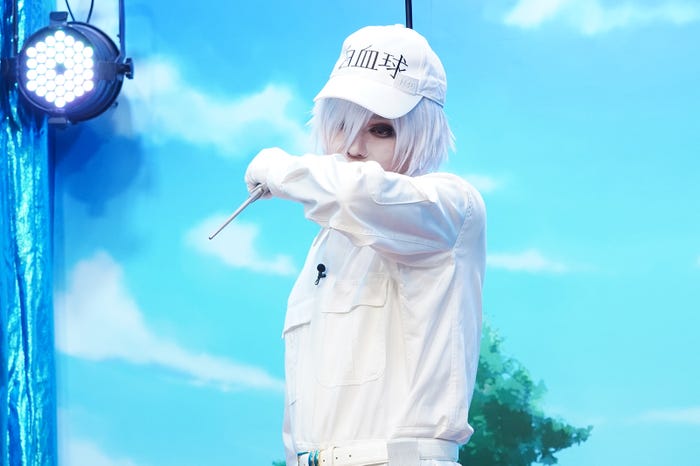 白血球を擬人化した人気マンガのキャラとなって登場したコスプレ有名人(C)日本テレビ