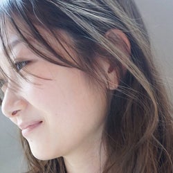 重く見えがちな『長めヘア』さんを野暮ったく見せない方法とは⇒