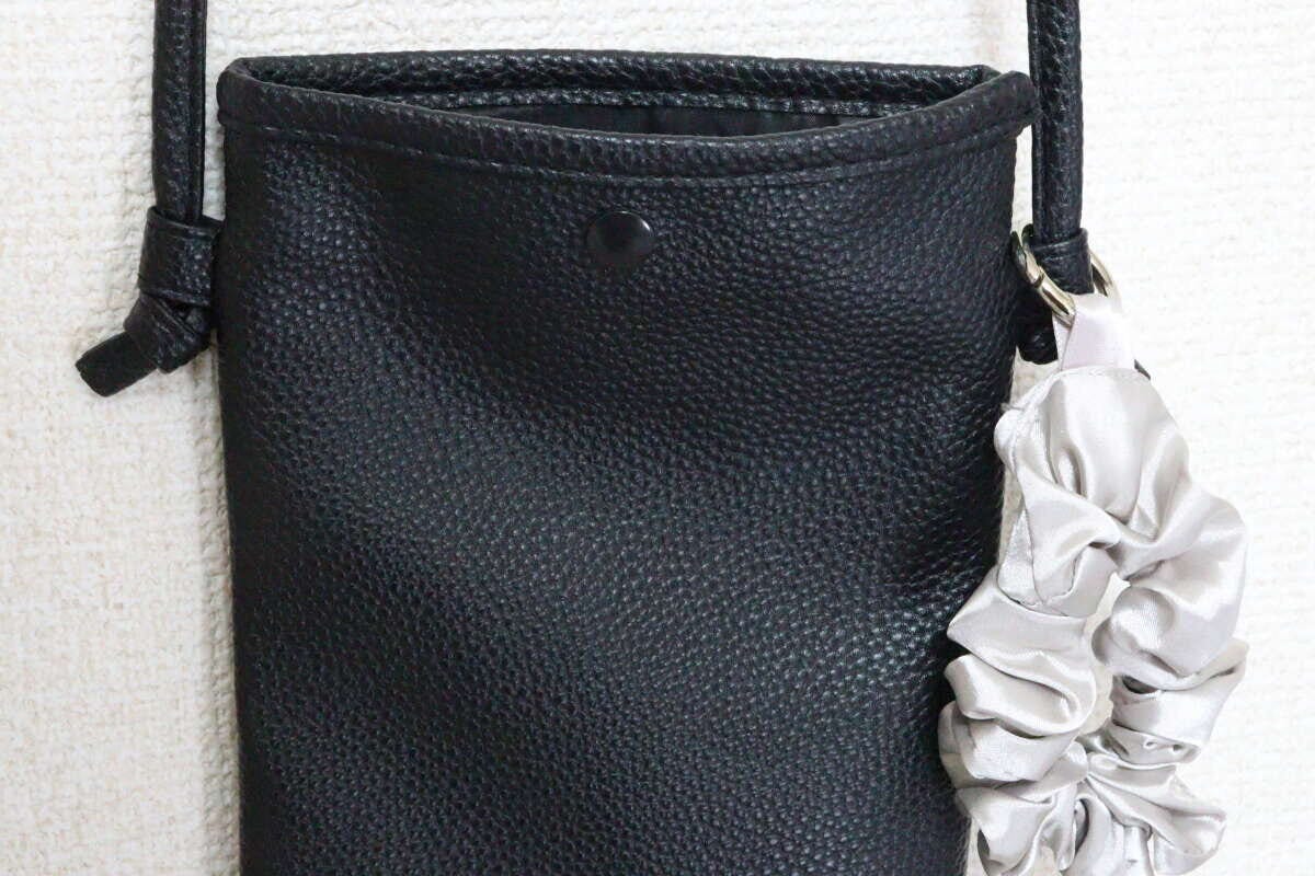 ダイソーのシュシュチャームをカバンに付ける