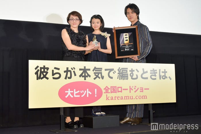 左から:荻上直子監督、柿原りんか、桐谷健太 (C)モデルプレス