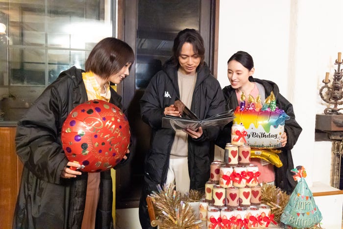 (左から)松本穂香、山崎育三郎、栗山千明(C)テレビ朝日