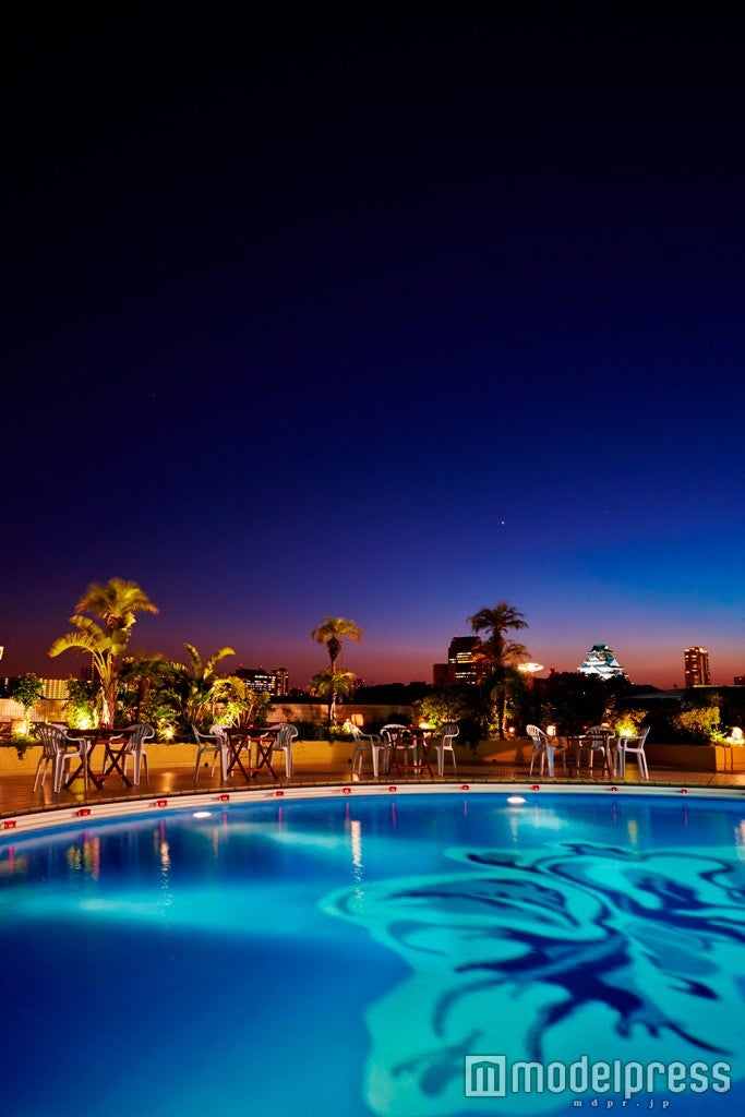 ライトアップナイトプール／画像提供：ホテルニューオータニ大阪