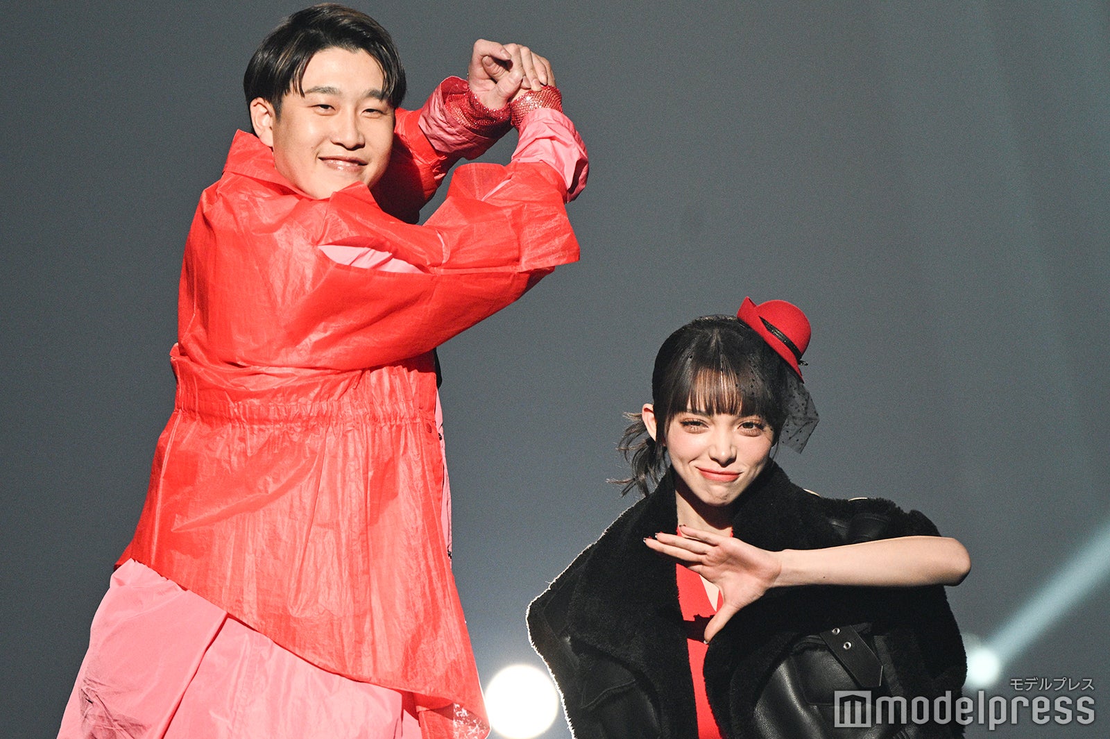 “2児の母”渡辺リサ、広島カープ・小園海斗選手と初夫婦ランウェイ トップでのポーズは「結婚式のフォトでやったことがある」【TGC広島2025】