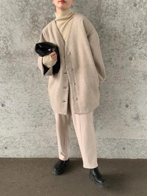 レディース　コーディネート　コーデ　着こなし　トレンド　おしゃれ　お洒落　オシャレ　2023　淡色　ワントーン　ワントーンコーデ　ライトカラー　アウター　ニット　パンツ
