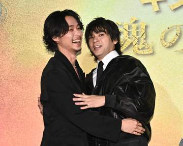 山崎賢人「キングダム」大ヒットに山田裕貴と熱い抱擁 山田裕貴は土下座で切実PR「僕はこの作品で最後」
