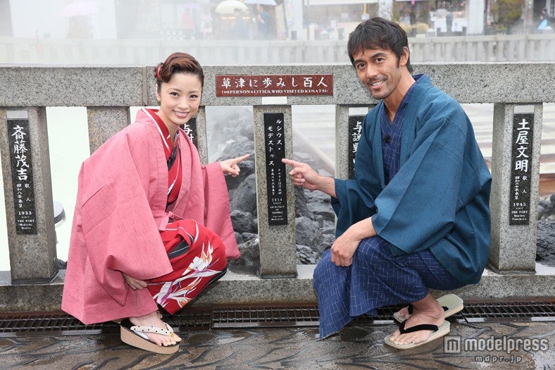 草津の温泉街を満喫した（左から）上戸彩、阿部寛