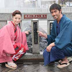 草津の温泉街を満喫した(左から)上戸彩、阿部寛