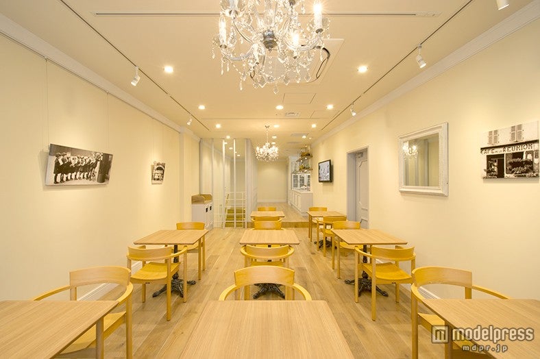 店内にはシャンデリアが灯るカフェスペースも広がる