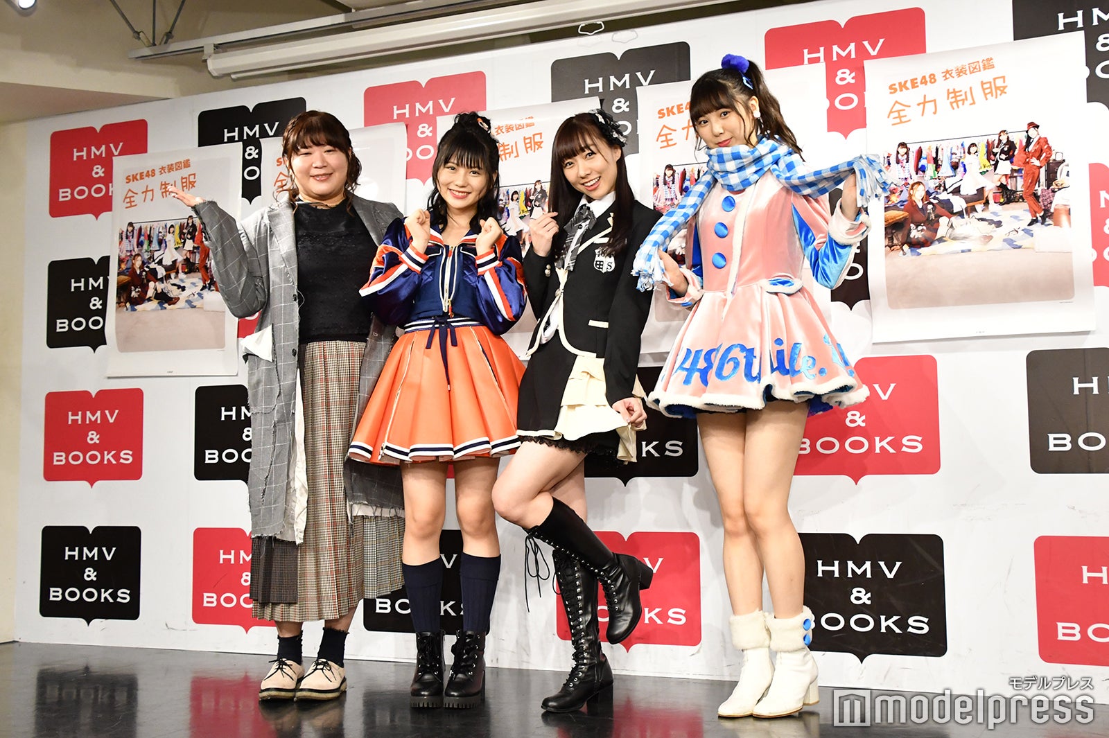 （左から）茅野しのぶ（衣装デザイナー）、小畑優奈、須田亜香里、菅原茉椰（C）モデルプレス