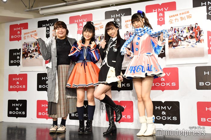 (左から)茅野しのぶ(衣装デザイナー)、小畑優奈、須田亜香里、菅原茉椰(C)モデルプレス