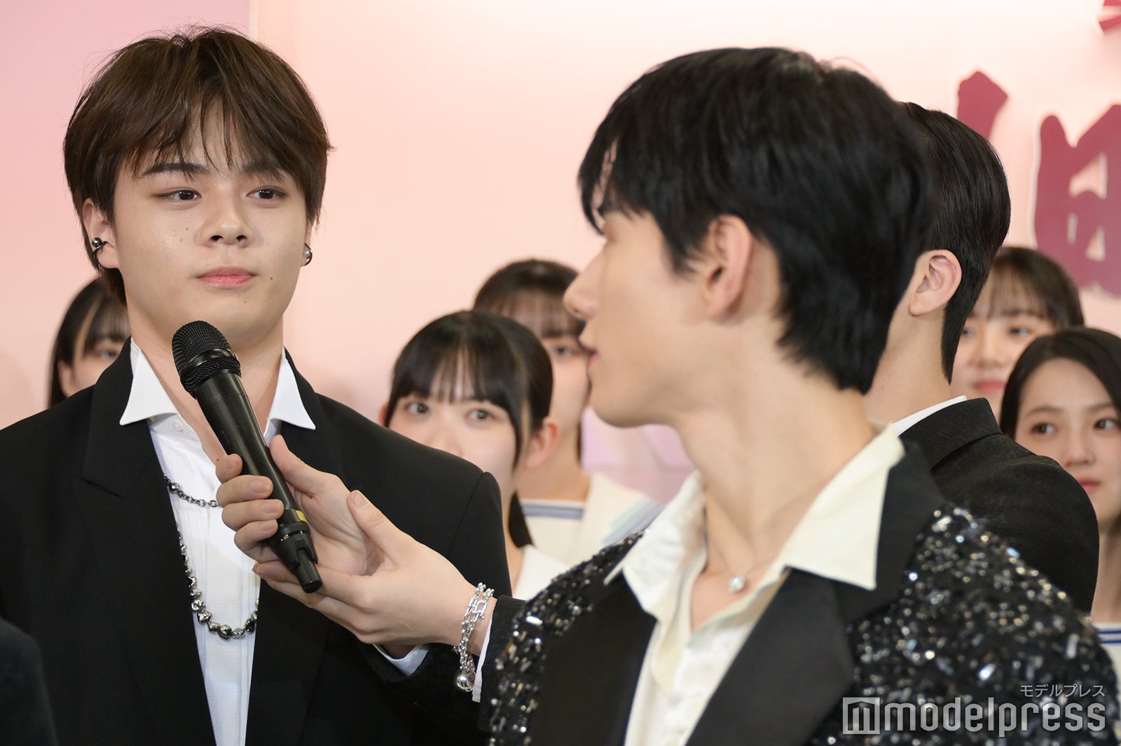 木全翔也のマイクフォローで「パフォーマンスを楽しみにしているアーティスト」を答える鶴房汐恩（C）モデルプレス