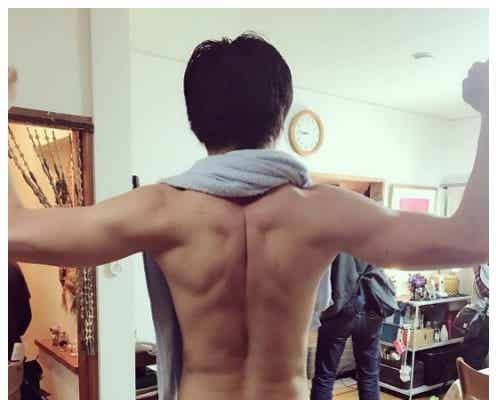 田中圭、鍛え上げられた背筋にファン興奮「ギャップ萌え」「胸が苦しい」<おっさんずラブ>