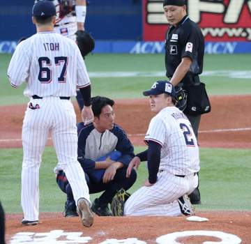 ヤクルト・吉村は骨に異常なし 池山監督「これは、と思ったけど大事に至らなくて良かった」佐藤輝の173.5キロが右手に直撃で6球で緊急降板