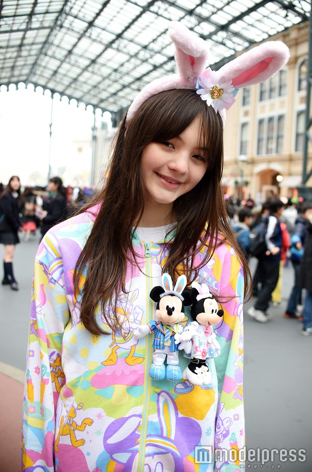 “うさみみ”カチューシャ（モデル：藤田エミリ）／（C）モデルプレス