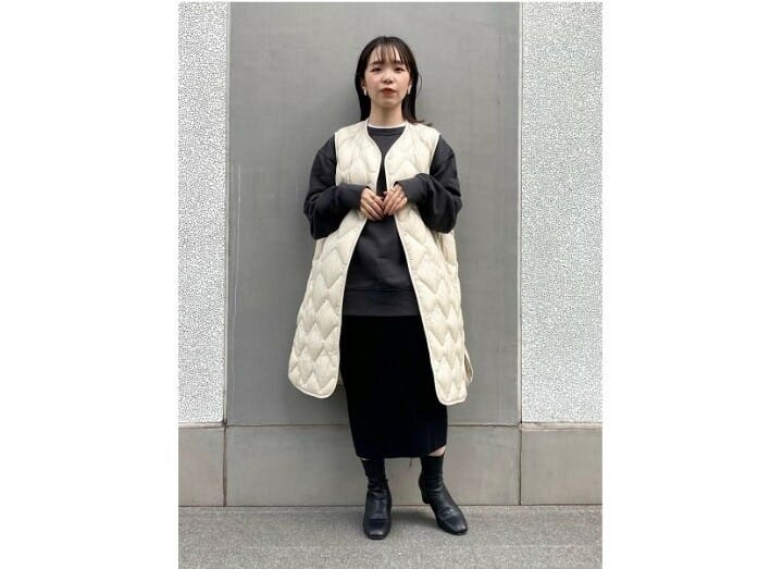 ロング丈のベストはスカートと合わせても今っぽいのが◎　出典：StyleHint