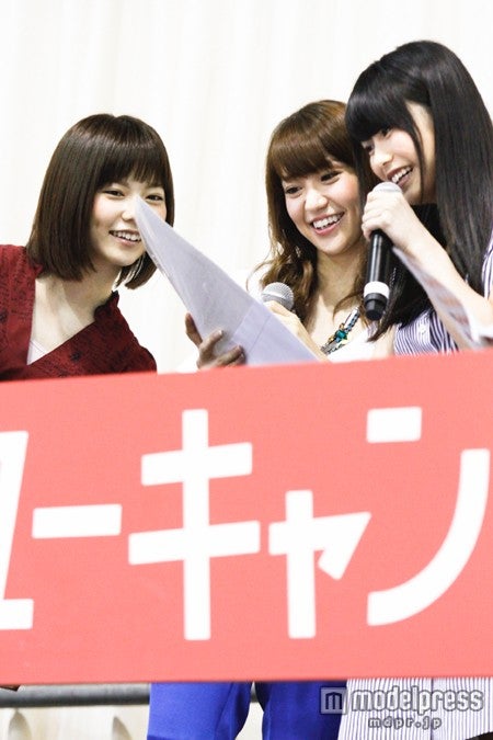 合格発表の様子（左から）島崎遥香、大島優子、横山由依（C）AKS