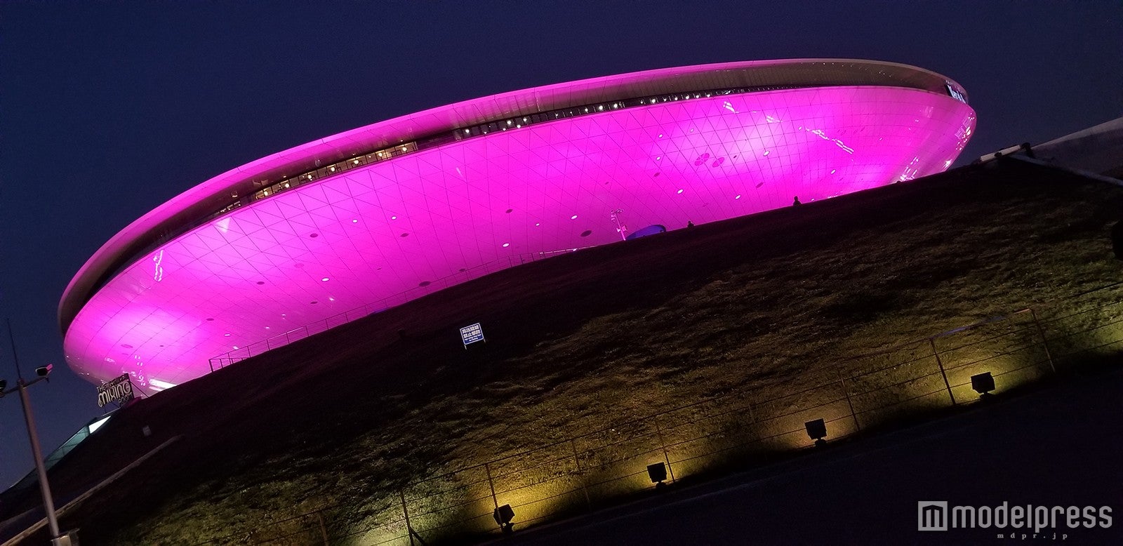 ピンクにライトアップ／メルセデス・ベンツ・アリーナ （C）モデルプレス