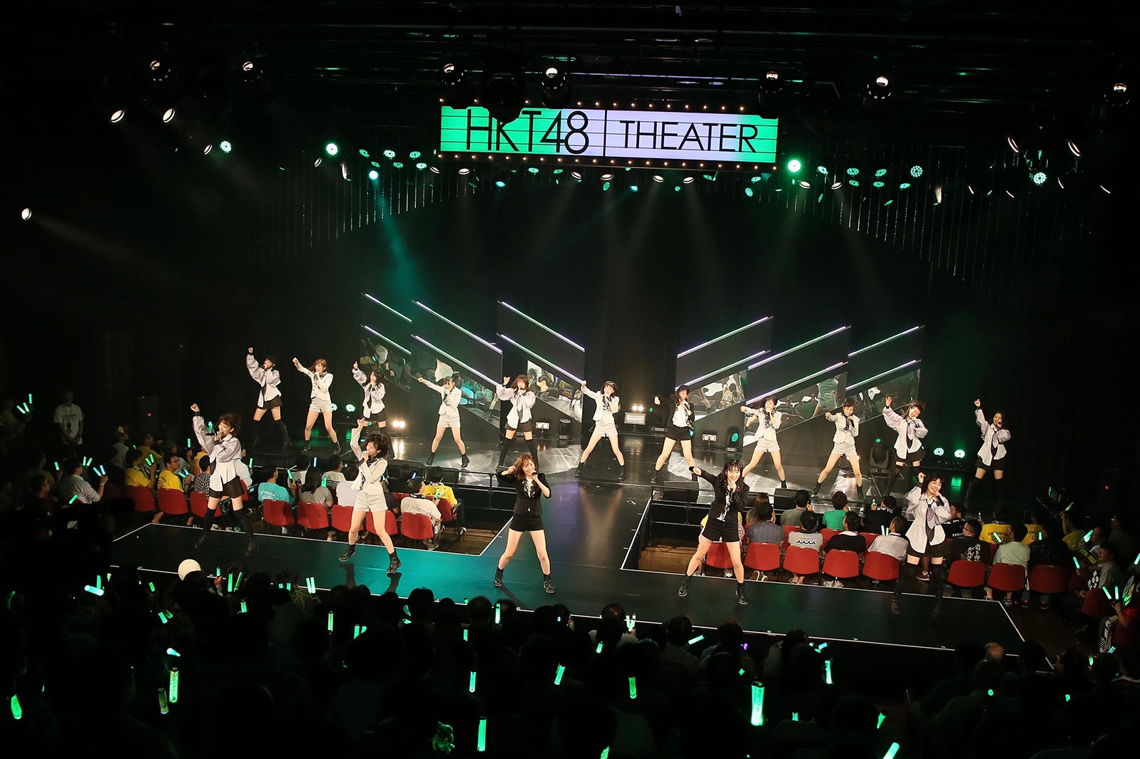 HKT48 ひまわり組＋AKB48 チーム B「ただいま 恋愛中」公演（C）AKS