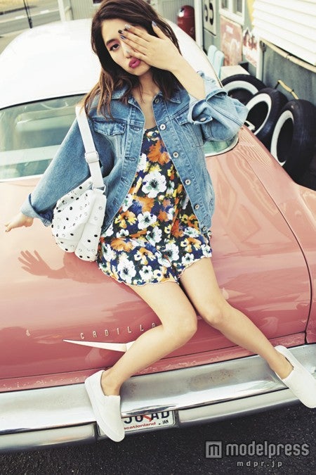 今季大注目のホワイトデニム＆トロピカル柄コーデ／モデル：有末麻祐子