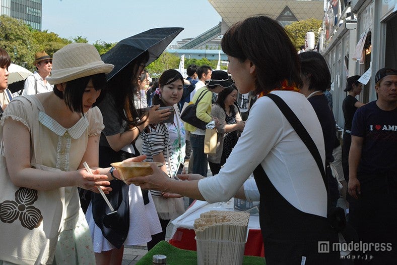 出来たてうどんを食べ比べ／画像提供：U-1グランプリ運営組織委員会