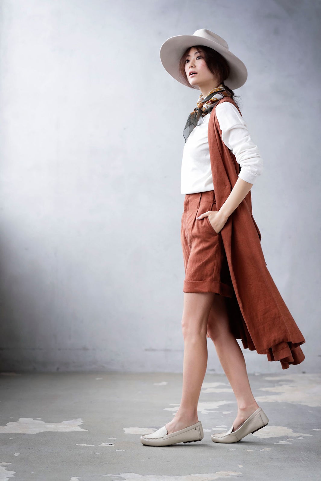 Milana（Canvas）￥16,000／UGG（C）　ロングジレ￥32,000、ショートパンツ￥19,000／BYMITY　その他／私物（C）TOPLOG