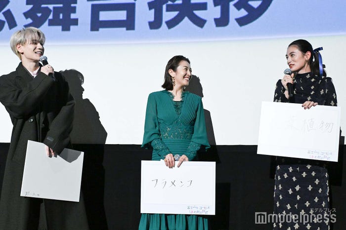 観葉植物に話しかける八木莉可子に質問する豆原一成(C)モデルプレス