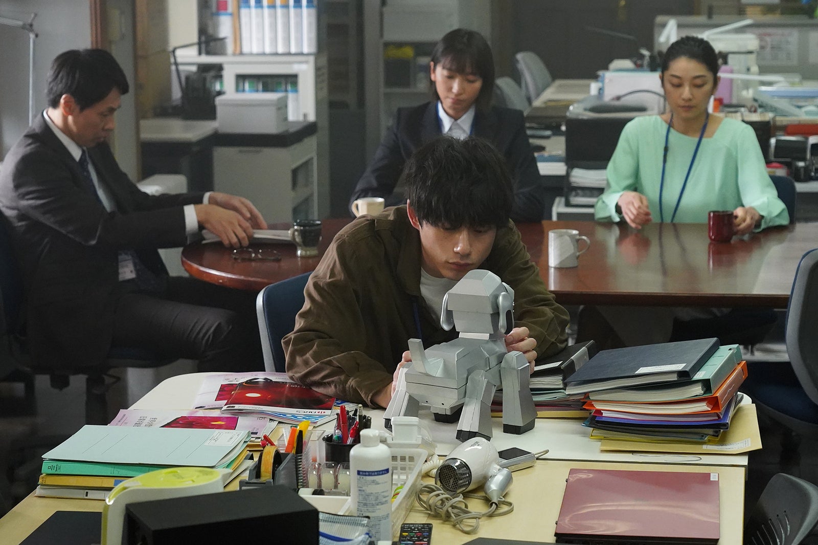 （左から）大倉孝二、坂口健太郎、杏、小池栄子／「競争の番人」第5話より（C）フジテレビ