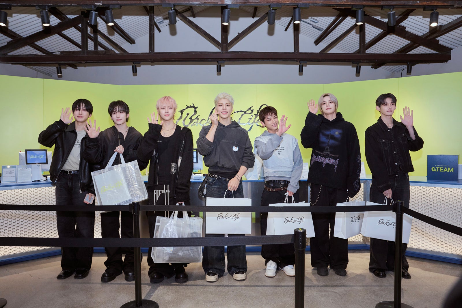 ポップアップストアを訪れた&TEAMメンバー／（左から）FUMA、YUMA、NICHOLAS、MAKI、HARUA、K、JO（C）YX LABELS