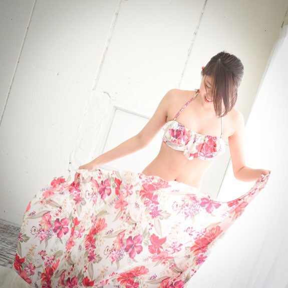 ハイビスカス柄パレオ付バンドゥービキニ3点セット「JILL STUART」9,980円（税抜）