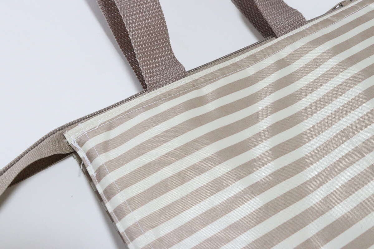 ダイソー　アルミランチバッグ（三角タイプ、ボーダー柄）　色味