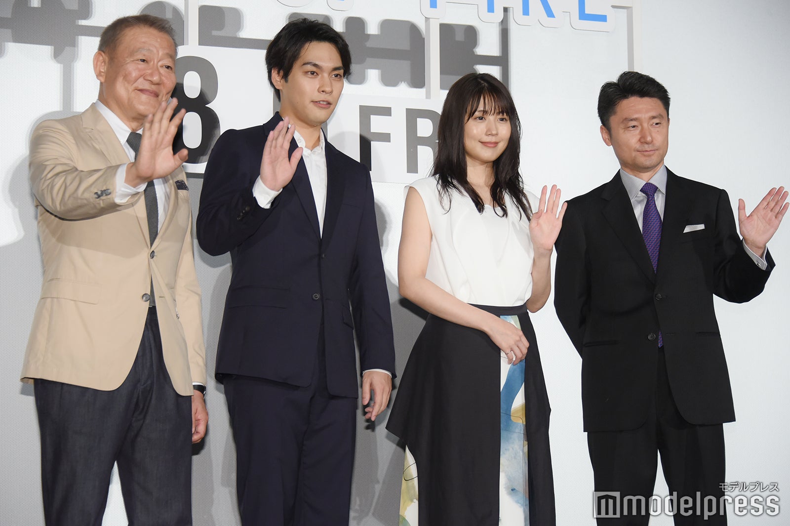 （左から）國村隼、柳楽優弥、有村架純、黒崎博監督（C）モデルプレス