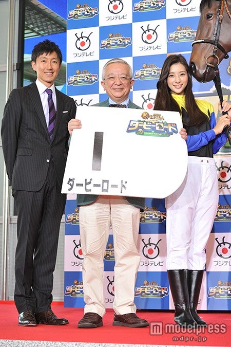 （左から）福原直英フジテレビアナウンサー、井崎脩五郎、足立梨花