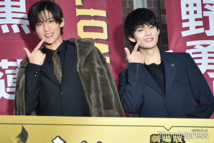 素早くポーズをキメる目黒蓮、ポーズの向き間違えを観客にツッコまれる佐野勇斗(C)モデルプレス