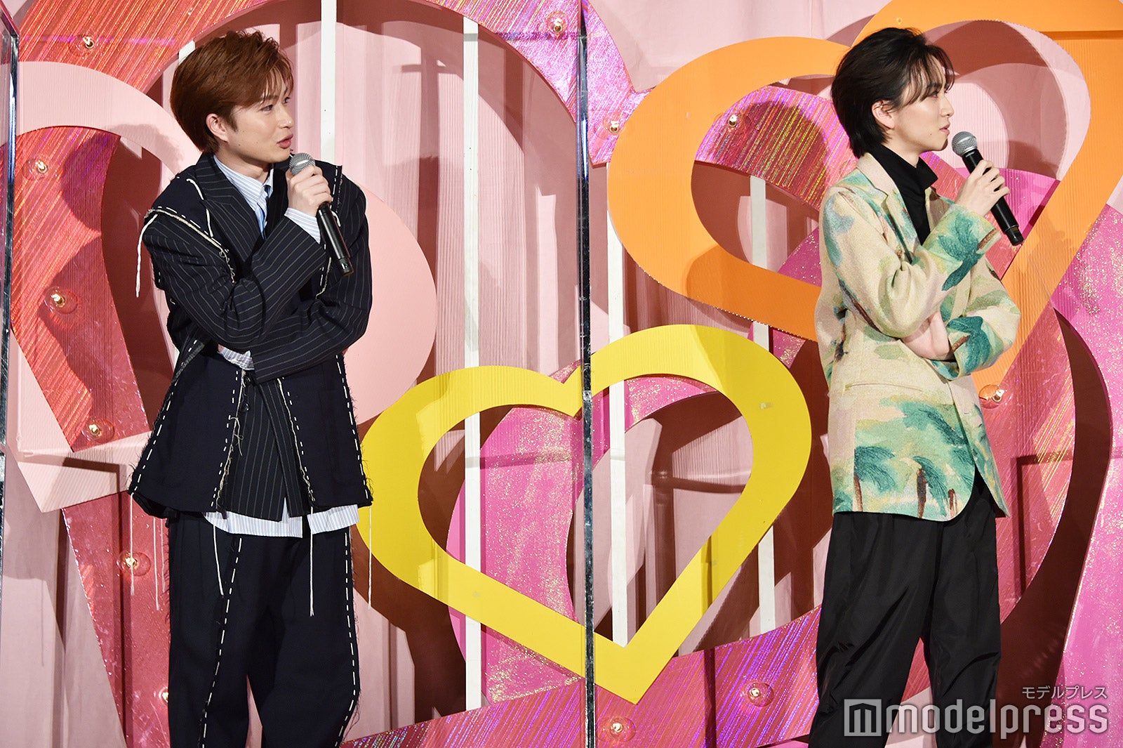 高橋恭平の様子をうかがう曽田陵介＆板垣李光人（C）モデルプレス