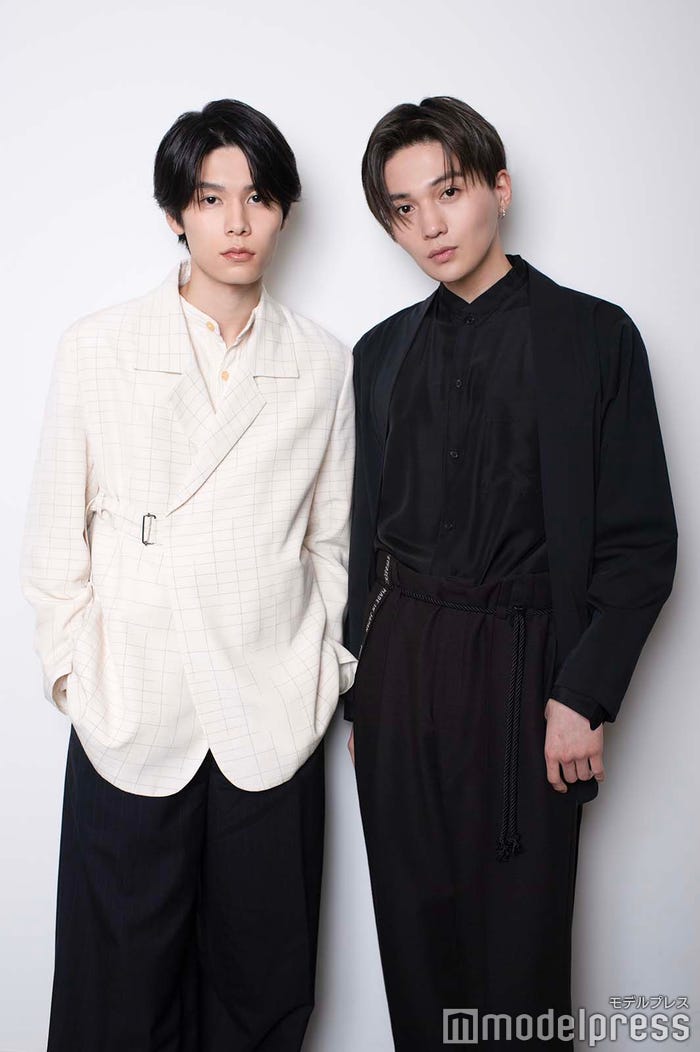 萩原利久、八木勇征(C)モデルプレス/萩原スタイリスト:鴇田晋哉、ヘアメイク:カスヤユウスケ(ADDICT_CASE)、ジャケット ¥49,500、ニット ¥20,900、その他スタイリスト私物/八木スタイリスト:伊藤省吾(sitor)、ヘアメイク:大貫希代美(Luana)