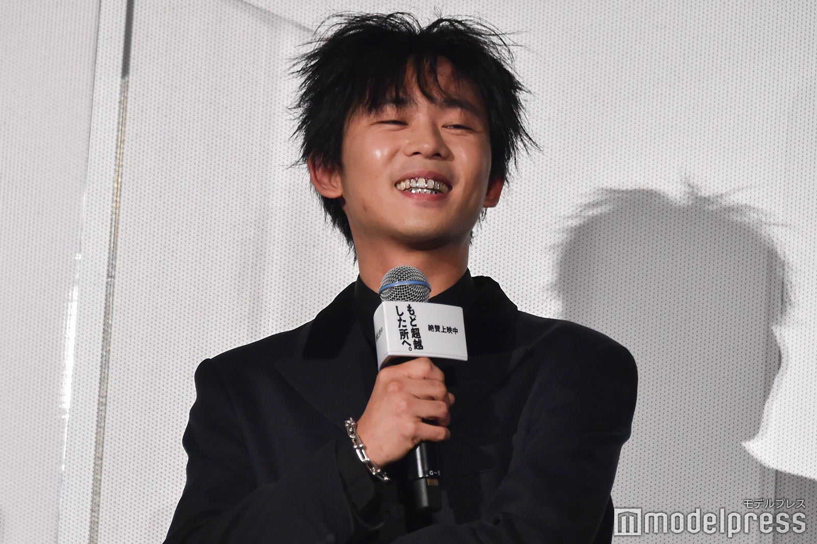 自前のグリルズで登場したオカモトレイジ （C）モデルプレス