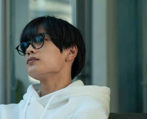 なにわ男子・高橋恭平、メガネ姿でリラックス&頭なでなで「なのに、千輝くんが甘すぎる。」新場面写真解禁