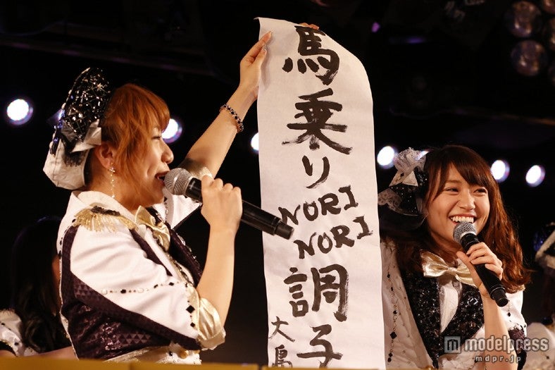 （左より）高橋みなみ、大島優子（C）AKS