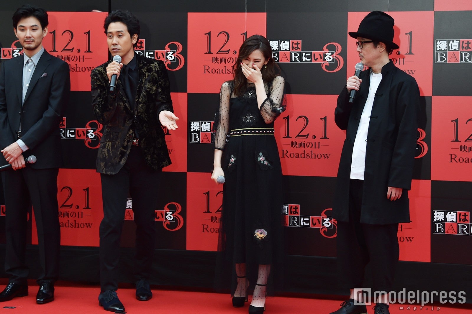 リリー・フランキーに噛み付く大泉洋（C）モデルプレス