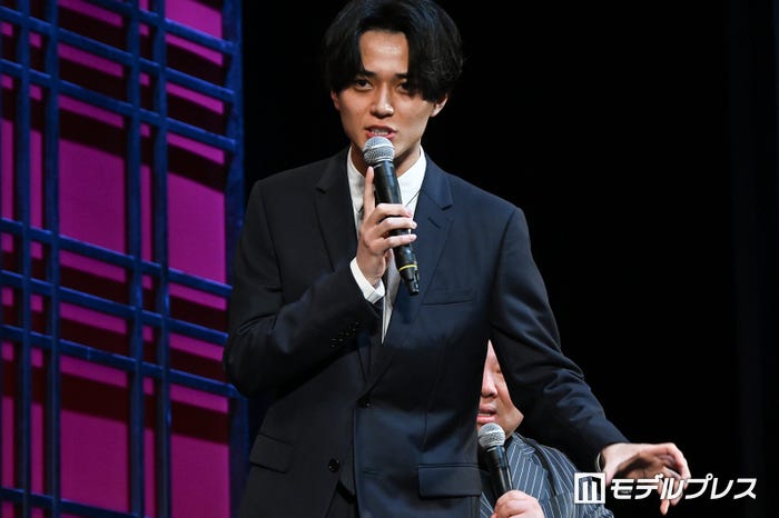 ケーキ手づかみシーンの苦労を熱弁する永瀬廉(C)モデルプレス