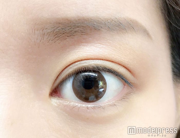 ゴールドのアイシャドウをアイホール全体に馴染ませる/写真:Risa(C)モデルプレス